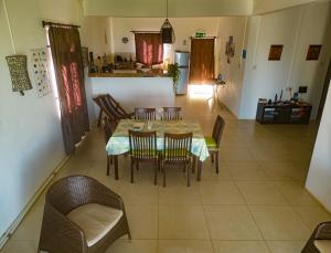 Rodrigues Island的住宿－Le Paradisier Guest House，一间带桌椅的用餐室