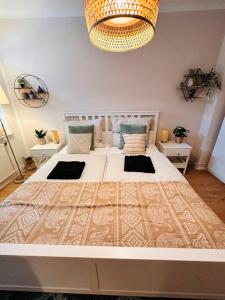 Een bed of bedden in een kamer bij Schönes 3-Zimmer-Apartment in Bremen-Findorff Nähe HBF, Zentrum, Messegelände