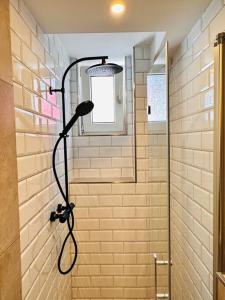 uma casa de banho com chuveiro e cabeça de chuveiro em Schönes 3-Zimmer-Apartment in Bremen-Findorff Nähe HBF, Zentrum, Messegelände em Bremen
