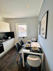 a kitchen with a table and chairs in a room at Schönes 3-Zimmer-Apartment in Bremen-Findorff Nähe HBF, Zentrum, Messegelände in Bremen