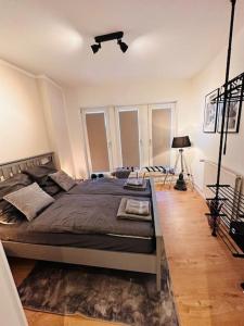 a bedroom with a large bed and a table at Schönes 3-Zimmer-Apartment in Bremen-Findorff Nähe HBF, Zentrum, Messegelände in Bremen