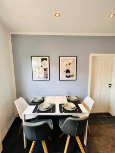 a dining room with a table and four chairs at Schönes 3-Zimmer-Apartment in Bremen-Findorff Nähe HBF, Zentrum, Messegelände in Bremen +14 photos