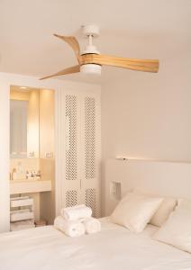 a bedroom with a bed with a ceiling fan at La Casa Turquesa in Águilas