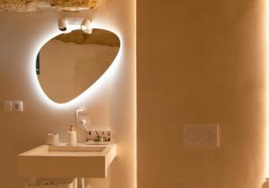 a bathroom with a sink and a mirror at La Casa Turquesa in Águilas