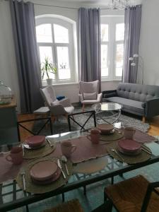 sala de estar con mesa, sillas y sofá en Obszerne mieszkanie w centrum uzdrowiska z garażem en Świeradów-Zdrój