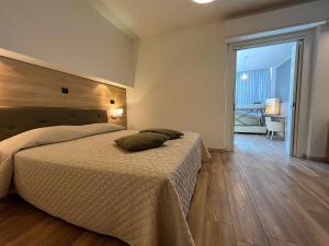 Łóżko lub łóżka w pokoju w obiekcie Hotel Regina