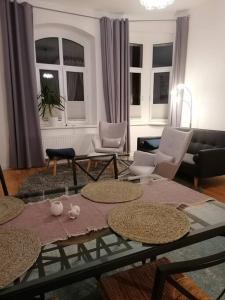 een woonkamer met een tafel en stoelen bij Obszerne mieszkanie w centrum uzdrowiska z garażem in Świeradów-Zdrój