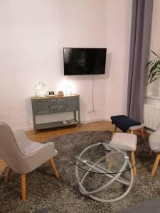 TV a/nebo společenská místnost v ubytování Obszerne mieszkanie w centrum uzdrowiska z garażem + 34 fotografií