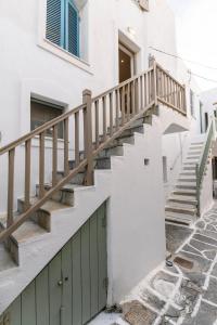een trap naar een huis met een groene deur bij Afluencia Complex Studio No1 in Naousa