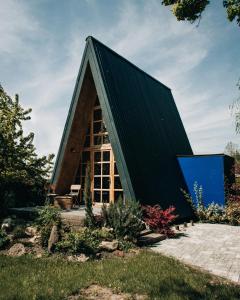 una casa de estilo granero con techo de gambrel en Ábrahám Cabin House, en Ábrahámhegy