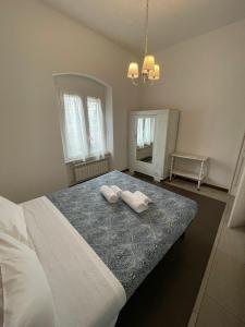 ein Schlafzimmer mit einem großen Bett mit zwei Handtüchern darauf in der Unterkunft Trainspot Apartment in La Spezia