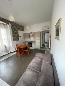 ein Wohnzimmer mit einem Sofa und einem Tisch in der Unterkunft Trainspot Apartment in La Spezia