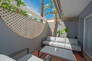 balkon z kanapą, stołem i hamakami w obiekcie Beautiful and Quiet Family Townhouse in Great Location w Marbelli