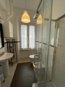 ein Bad mit einer Dusche, einem WC und einem Waschbecken in der Unterkunft Trainspot Apartment in La Spezia