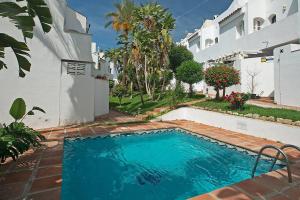 Bazén v ubytovaní Beautiful and Quiet Family Townhouse in Great Location alebo v jeho blízkosti