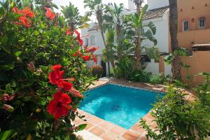 Bazén v ubytovaní Beautiful and Quiet Family Townhouse in Great Location alebo v jeho blízkosti