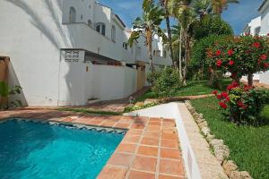 Bazén v ubytovaní Beautiful and Quiet Family Townhouse in Great Location alebo v jeho blízkosti
