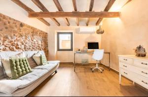 a living room with a couch and a desk at Tu refugio in Montbrió del Camp