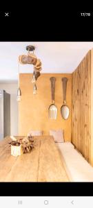 Habitación con mesa de madera y utensilios en la pared. en Tu refugio, en Montbrió del Camp