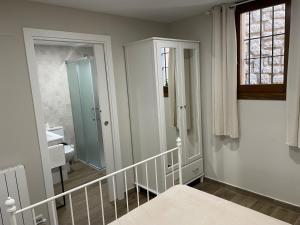 Habitación con escalera y baño con espejo. en La Casa de los Molineros, en Albarracín