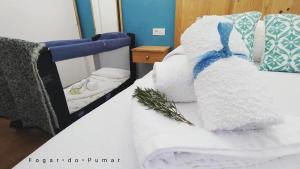 ein Bett mit Kissen schließen in der Unterkunft Fogar do Pumar in Pantón