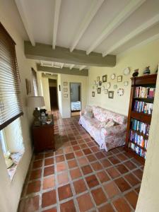 uma sala de estar com piso em azulejo em Domaine Du Tafiart em Sarron