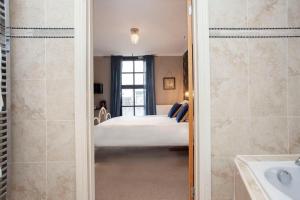 1 dormitorio con 1 cama y baño con bañera en higgihaus #5 Room 6 Monday - Friday, en Cardiff