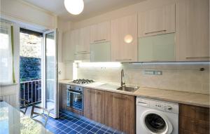 Il comprend une cuisine équipée d'un évier et d'un lave-linge. dans l'établissement Amazing Apartment In Recco With Kitchen, à Recco