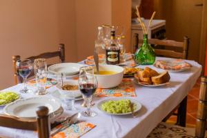 Pribojska Banja的住宿－Smestaj Rakovic，餐桌,带食物盘和酒杯