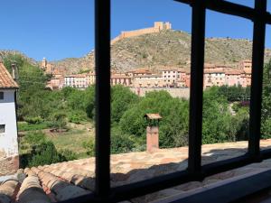 una vista de una ciudad desde una ventana en La Casa de los Molineros, en Albarracín