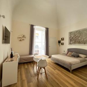 - une chambre avec un lit et un bureau dans l'établissement Suite Murat, à Bari