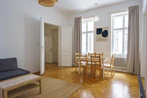 a living room with a table and a blue couch at Vienna City Apartments Naschmarkt in Vienna