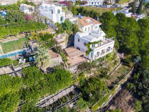 eine Luftansicht eines großen weißen Hauses in der Unterkunft Hotel Santa Caterina in Amalfi