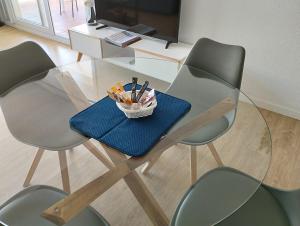 Posedenie v ubytovaní Atico of 3 rooms, total 130m² just for you with a 60 m² terrace, swimming pool, mountain and marina view.