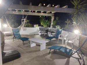 Posedenie v ubytovaní Atico of 3 rooms, total 130m² just for you with a 60 m² terrace, swimming pool, mountain and marina view.