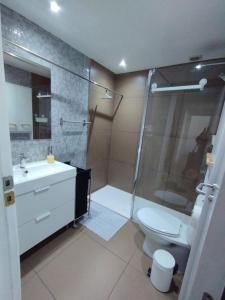 Kúpeľňa v ubytovaní Atico of 3 rooms, total 130m² just for you with a 60 m² terrace, swimming pool, mountain and marina view.
