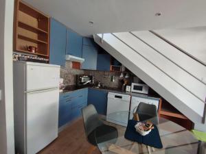 Kuchyňa alebo kuchynka v ubytovaní Atico of 3 rooms, total 130m² just for you with a 60 m² terrace, swimming pool, mountain and marina view.
