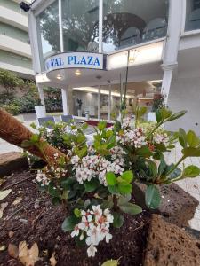 um edifício com um cartaz que lê Plaza de Aluguer em Hotel Royal Plaza em Rimini