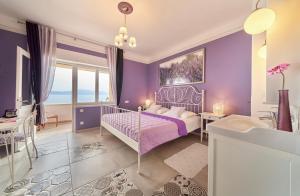 Dormitorio púrpura con cama y lavabo en Holiday Home Labineca, en Gradac