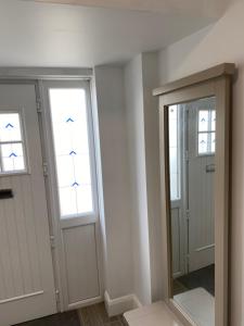 - un couloir avec deux fenêtres et un miroir dans l'établissement Rooms At Mcternans, à Kilcullen