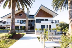 dom z palmami przed nim w obiekcie Villa Carmen by Basquelidays w mieście Hondarribia