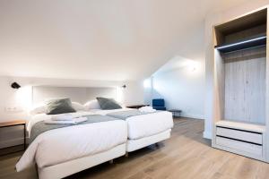 sypialnia z dużym białym łóżkiem i oknem w obiekcie Villa Carmen by Basquelidays w mieście Hondarribia +36 zdjęć