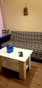 tamunas apartment في تبليسي: طاولة قهوة بيضاء أمام أريكة