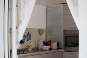 A kitchen or kitchenette at Villa Antonietta 1, giardino privato, mare e pineta