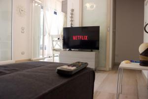 A television and/or entertainment centre at Villa Antonietta 1, giardino privato, mare e pineta