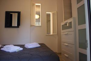 A bed or beds in a room at Villa Antonietta 1, giardino privato, mare e pineta Még 29 kép
