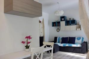 A seating area at Villa Antonietta 1, giardino privato, mare e pineta