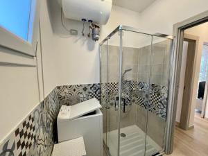 A bathroom at Villa Antonietta 1, giardino privato, mare e pineta