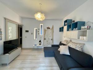 A television and/or entertainment centre at Villa Antonietta 1, giardino privato, mare e pineta