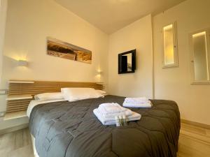 A bed or beds in a room at Villa Antonietta 1, giardino privato, mare e pineta